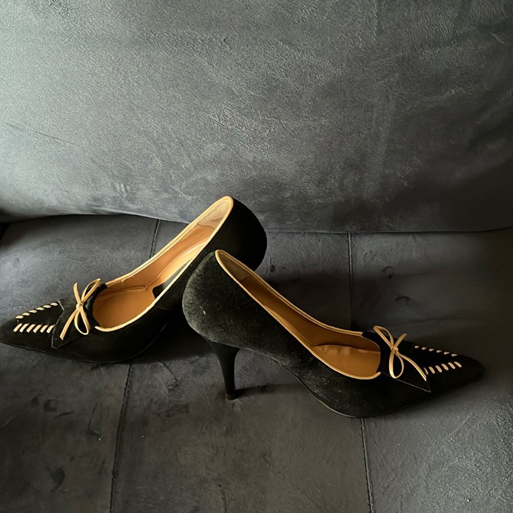 Black suede. Pump